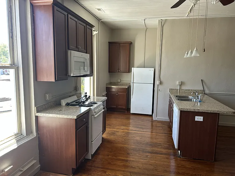 111 N Sycamore St #B — Photo 3