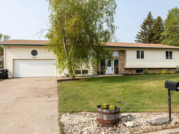 1705 Elmwood Pl, Jamestown, ND 58401