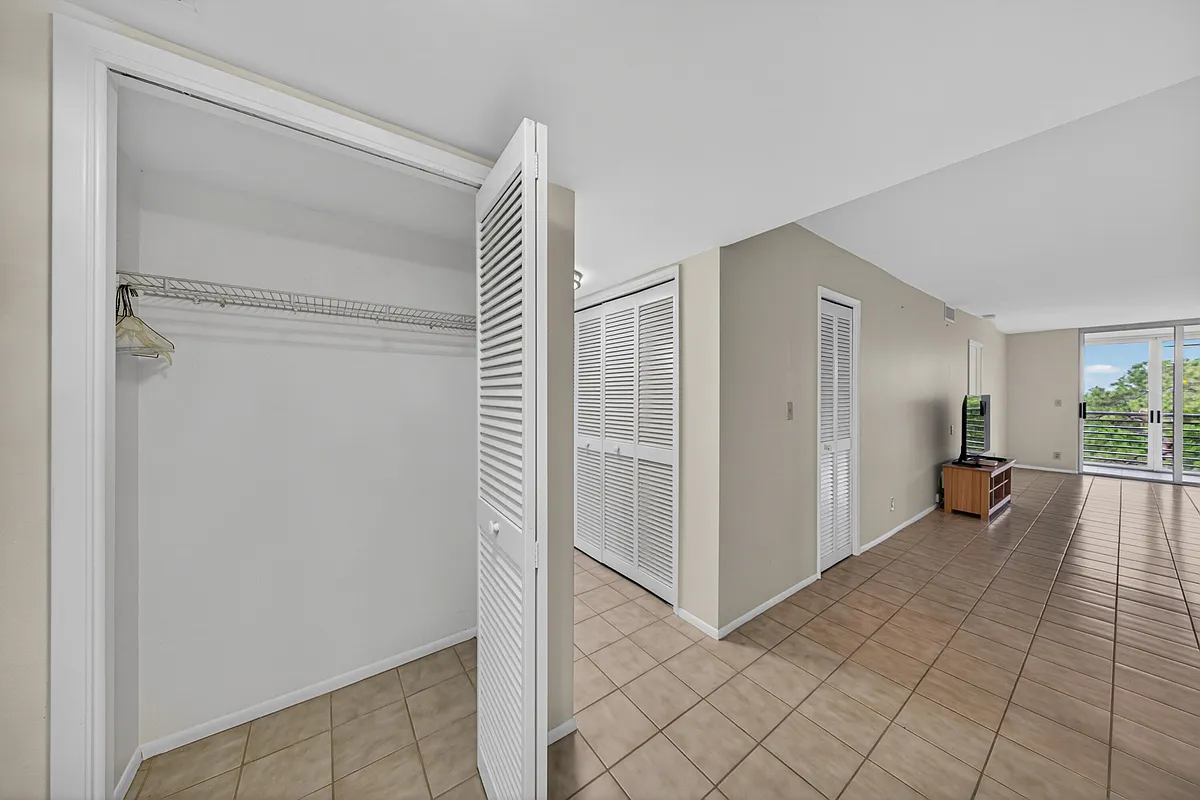 Building Photo - 3503 Oaks Way #505