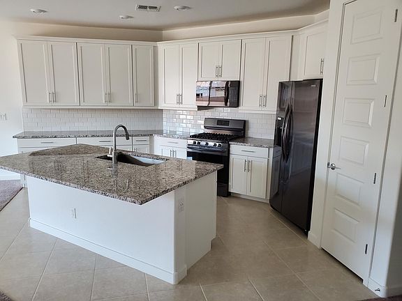 Kitchen - Gas stove, stainless appliances, granite counter tops