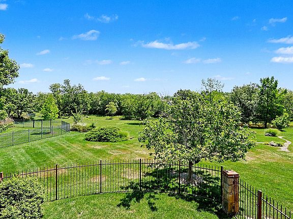 5th image of 215 E Pine Meadow Ct