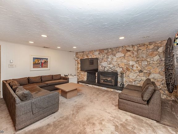4th image of 19 Tanglewood Dr