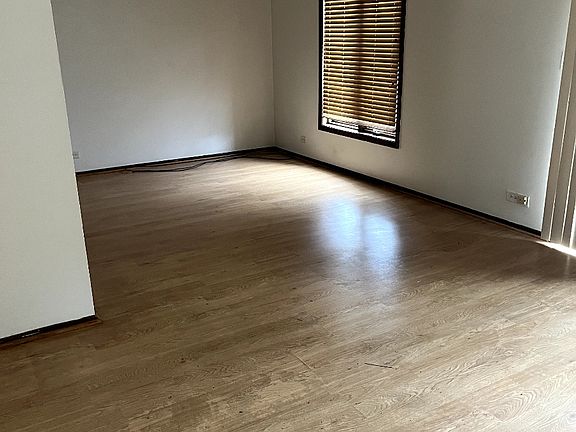 Living room w adjacent dinning room