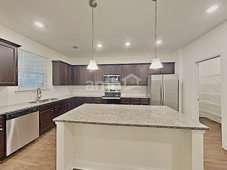 331 Elmhurst Dr — Photo 6