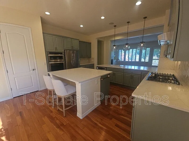 3 bed, 3.0 bath, 2659 sqft, $3,900 — Photo 3