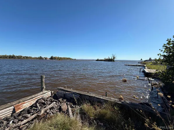 62 N Fishermans Ln, Chassell, MI 49916