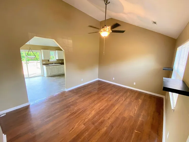 597 Jefferson Manor Dr — Photo 3