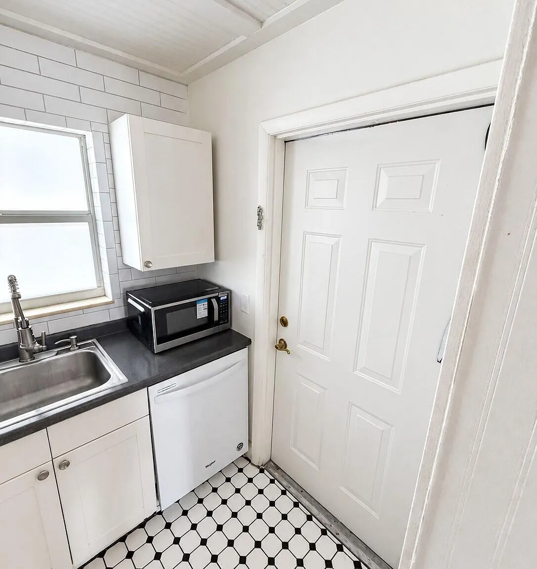 2 bed, 1.0 bath, 698 sqft, $2,000 — Photo 3