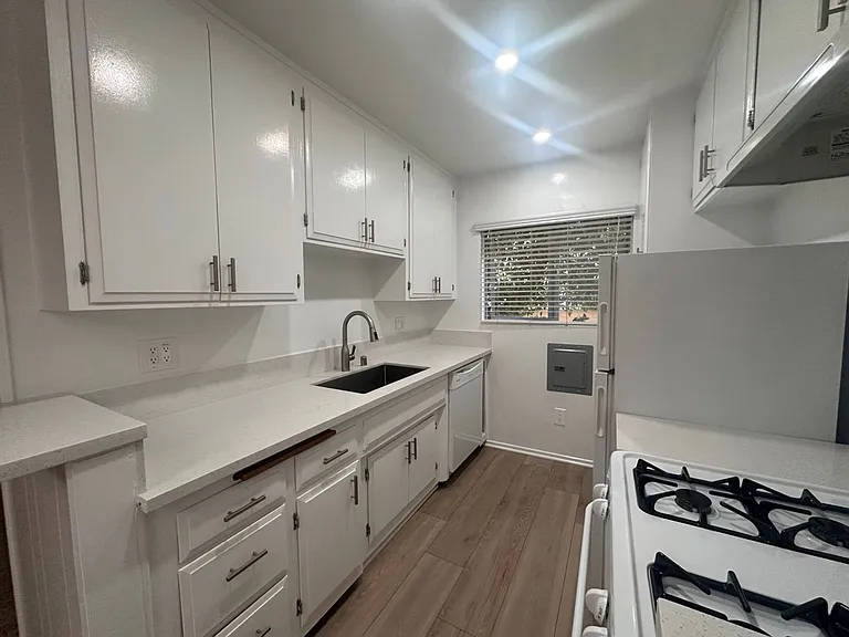 1226 McClellan Dr — Photo 6