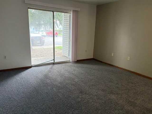 3 bed, $1,339 — Photo 2