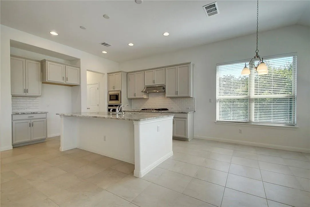 4 bed, 2.5 bath, 2875 sqft, $2,985 — Photo 4