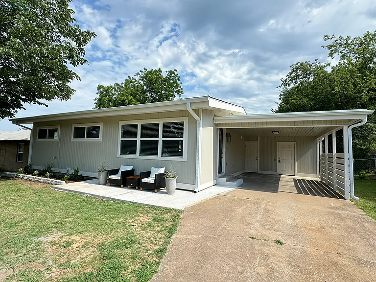 1442 E Broadway St — Photo 1