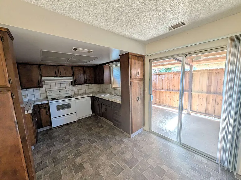 2414 W Beech Ave — Photo 4
