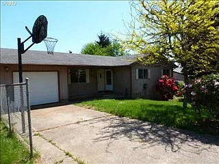 886 N East St photo 1