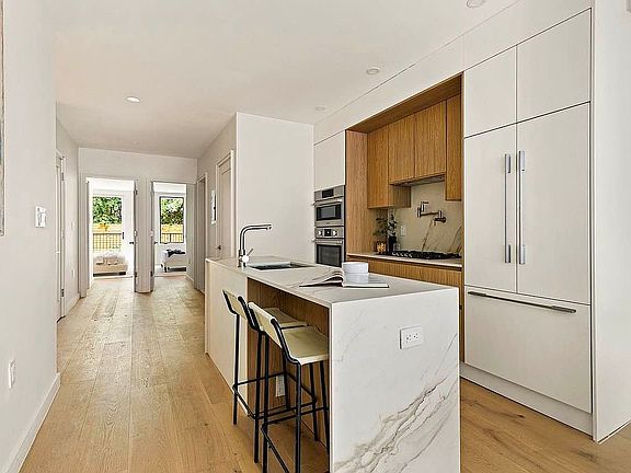 3rd image of 482 Hancock St #1