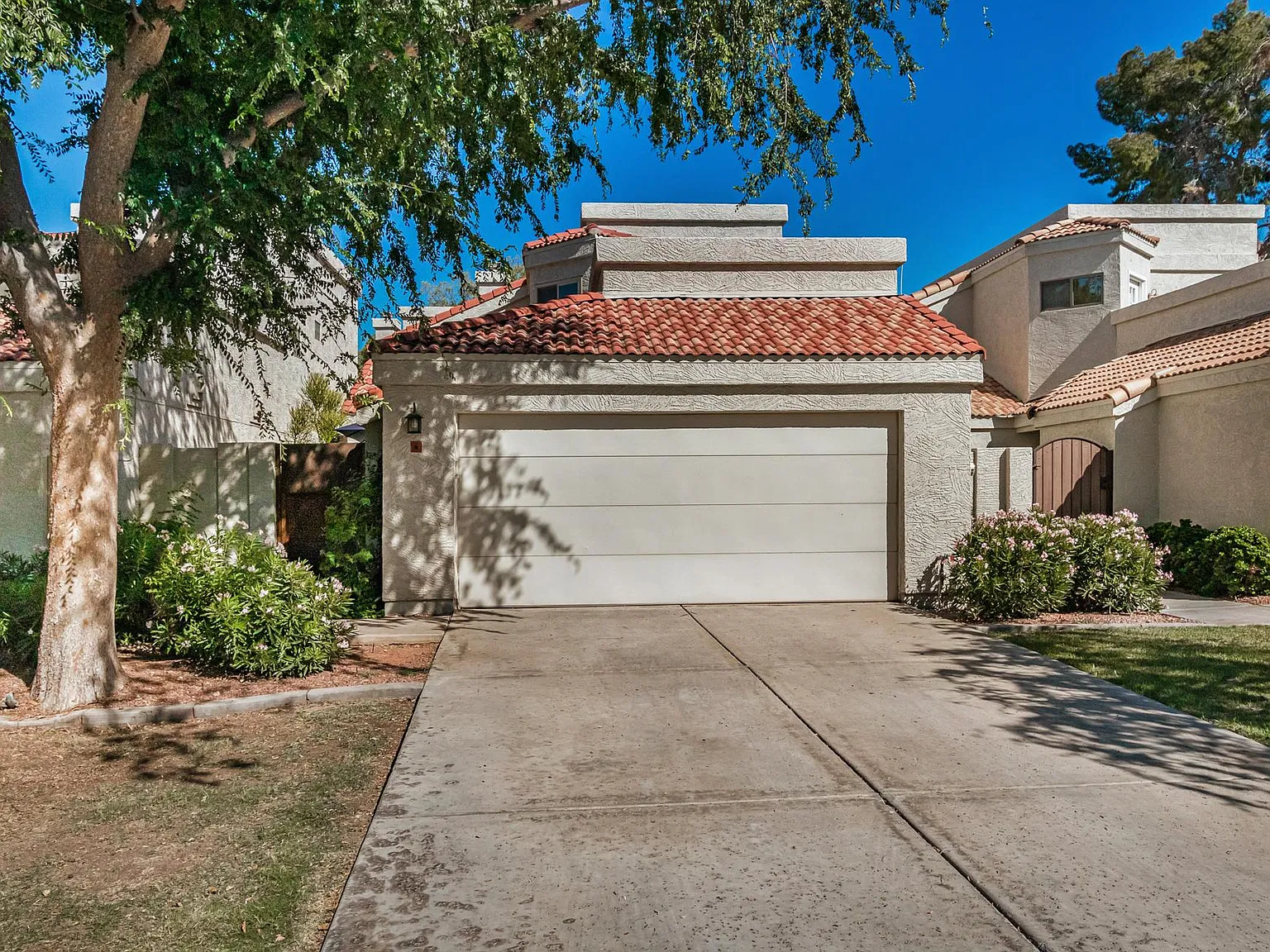3 bed, 1373 sqft, $3,200 — Photo 2