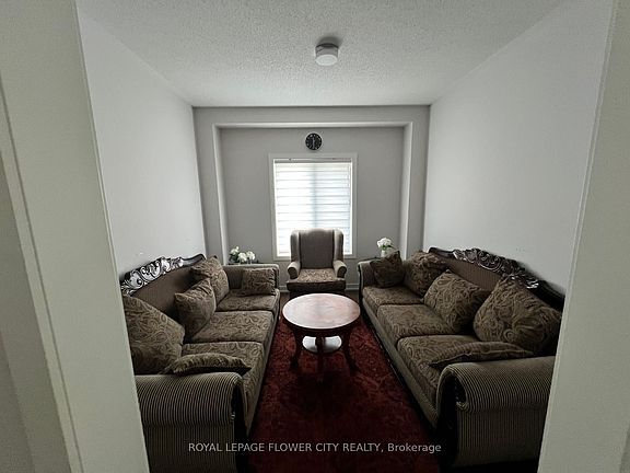 5th image of 31 Tulip Cres