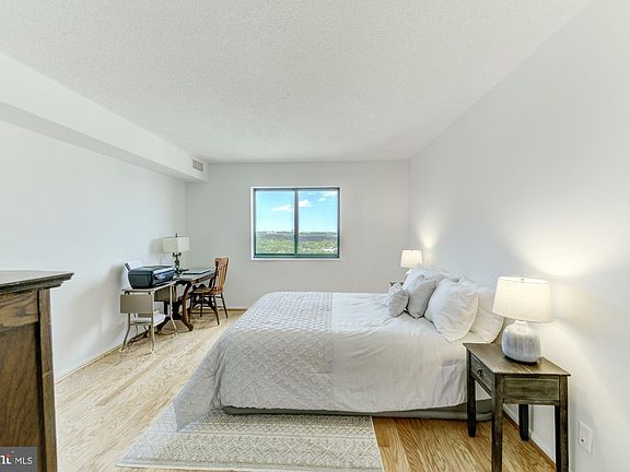 5th image of 900 N Stafford St APT 2420