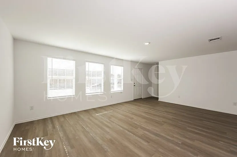 4 bed, 2.0 bath, 1606 sqft, $1,615 — Photo 3