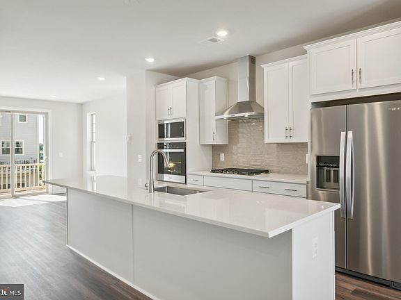 5th image of 816 Sawback Sq NE
