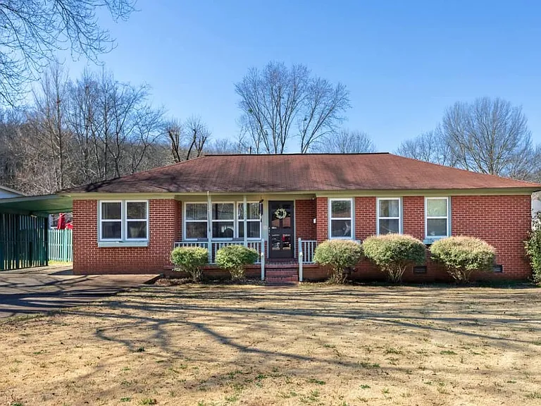 703 Peck Rd NE — Photo 1
