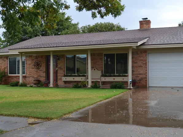 3615 Red Oak Ln, Plainview, TX 79072