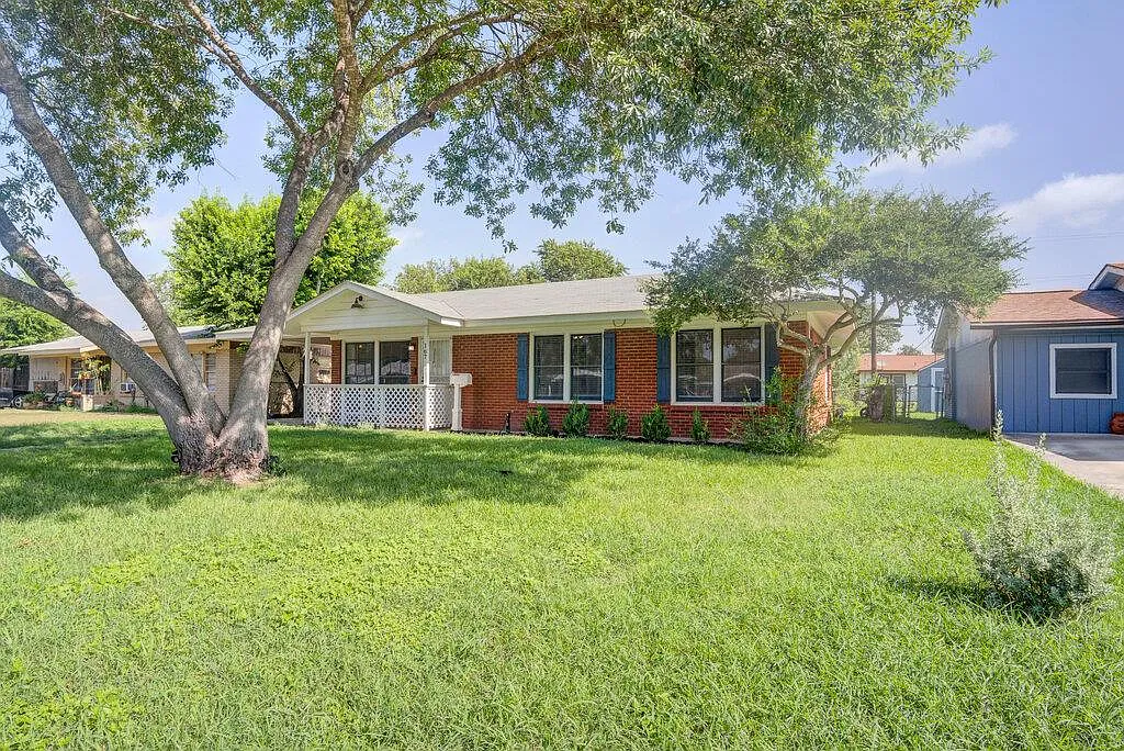 3 bed, 1.0 bath, 1053 sqft, $1,450 — Photo 1