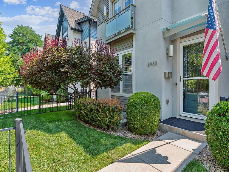 2428 N Clarkson St — Photo 2