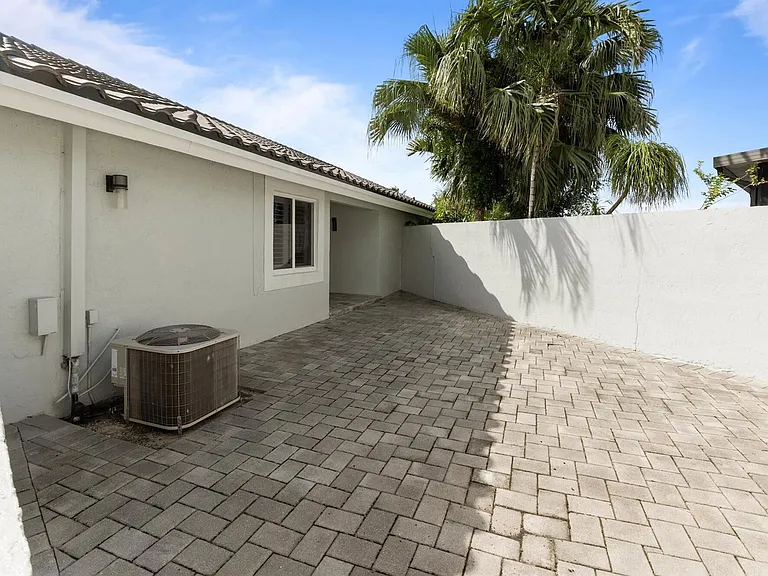 15037 Brighton Ln — Photo 5