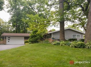 10 Hickory Rd, Hawthorn Woods, IL 60047