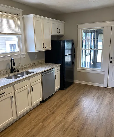 2124 Crittenden Dr — Photo 11