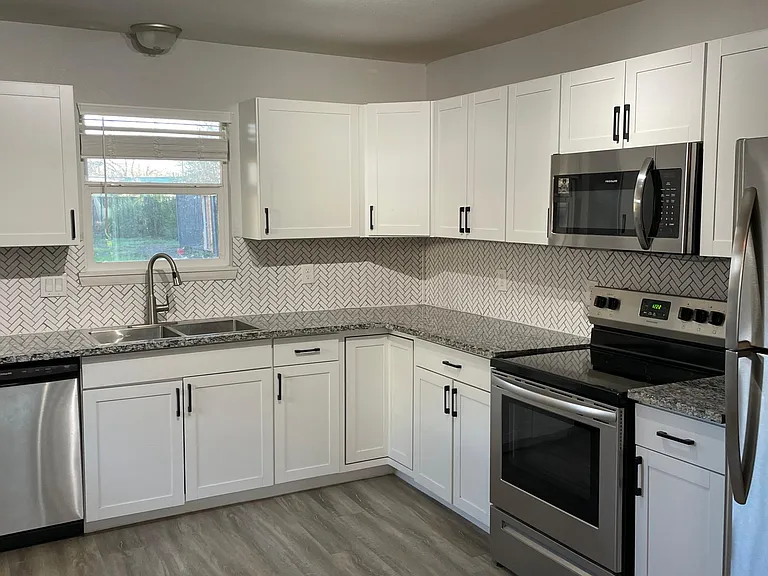 813 S College St — Photo 2