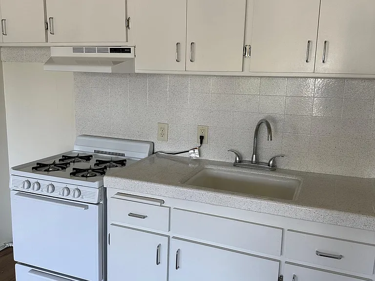 2720 W Victory Blvd #A1 — Photo 4