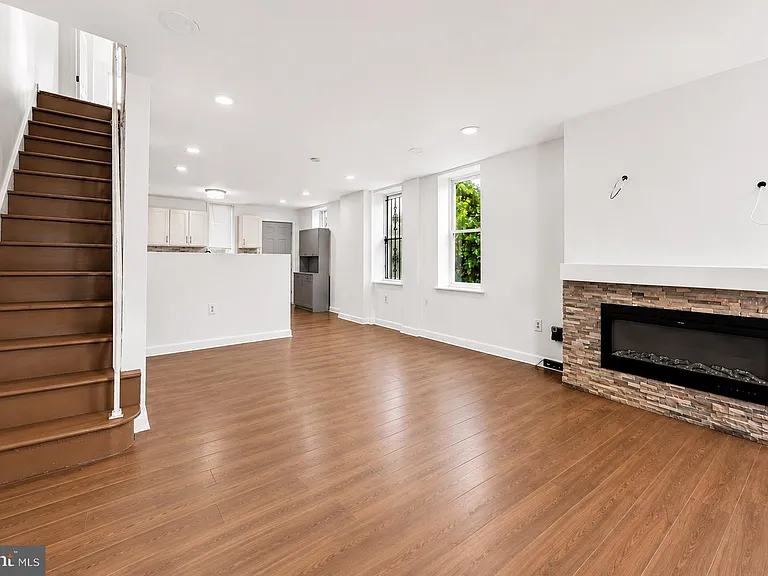4223 N Hicks St — Photo 2