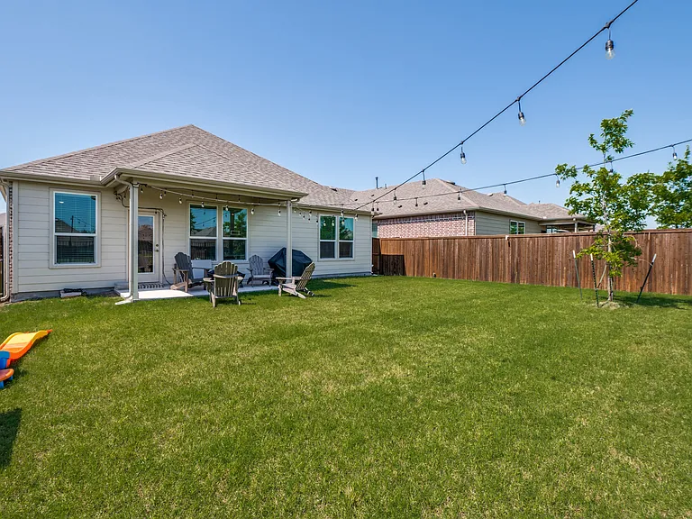 1005 Adelyn St — Photo 11