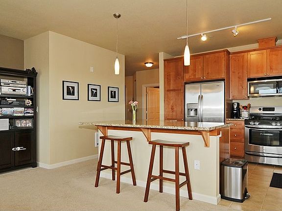 Bar Seating & 9 foot ceilings