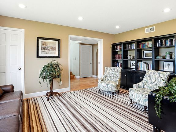4th image of 596 Ravenwood Dr