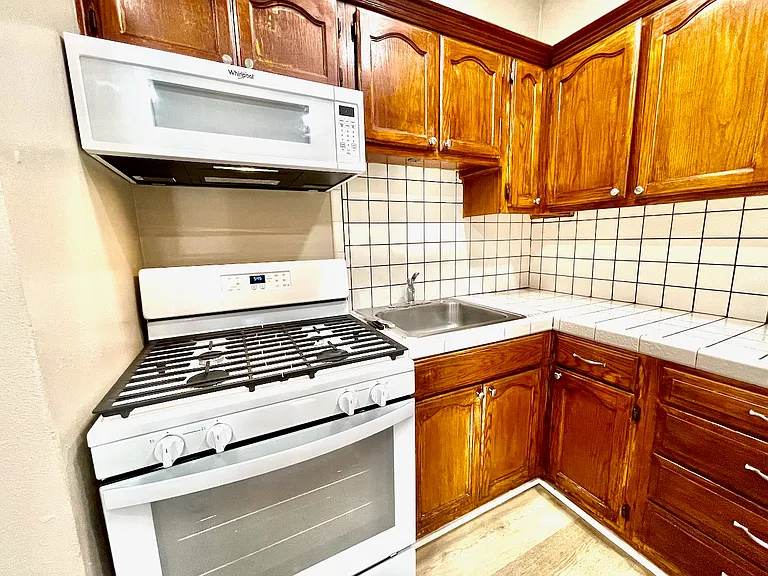 229 W 8th St #D — Photo 11