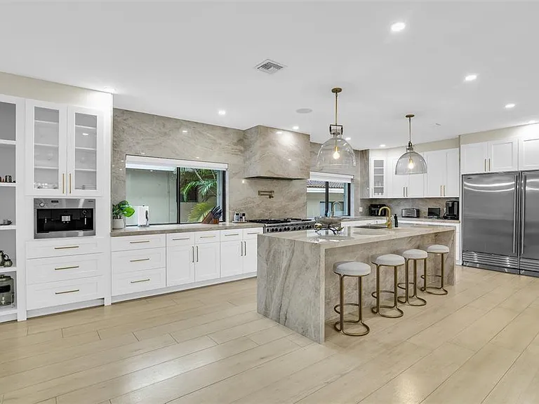 319 S Riverside Dr — Photo 3