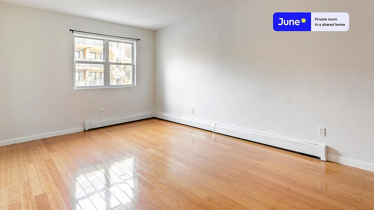 Queen bedroom in 4 bed/2 bath home in Flatbush #1648 D — Photo 2