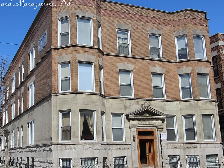 920-22 W Addison — Photo 2