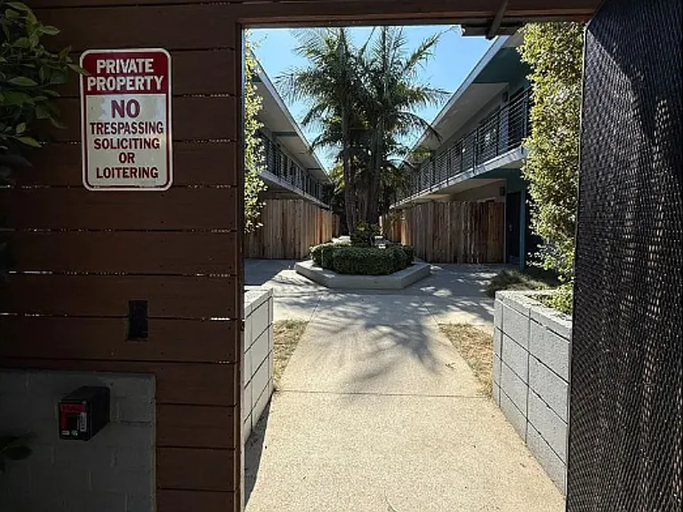 2727 Abbot Kinney Apartments, Venice CA — Photo 6