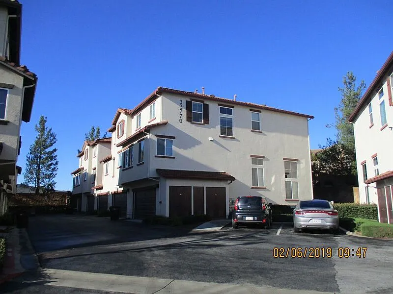 3 bed, 2.0 bath, 1976 sqft, $2,875 — Photo 2