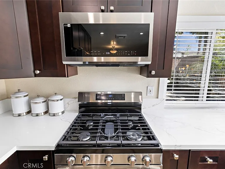 24725 Camarillo St — Photo 8
