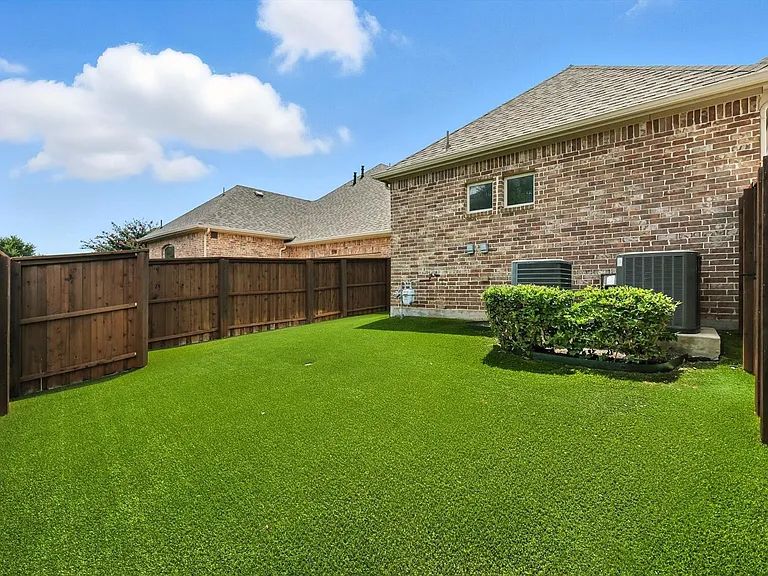 1621 Le Mans Ln — Photo 15