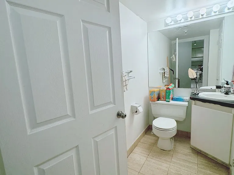 24 Wellesley St W #1512 — Photo 4