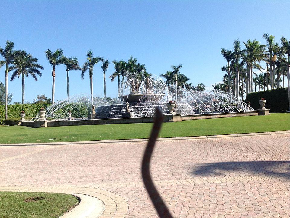 Lovely entrance to miromar lakes
