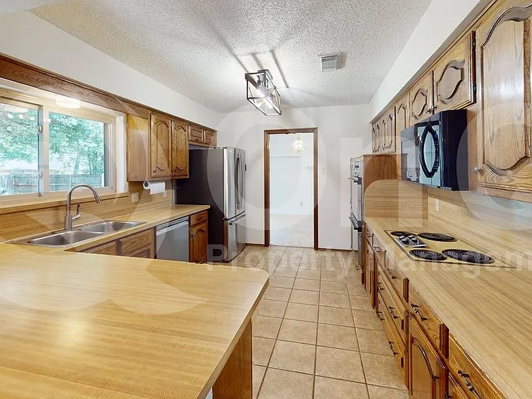 1114 Valerie Dr — Photo 9