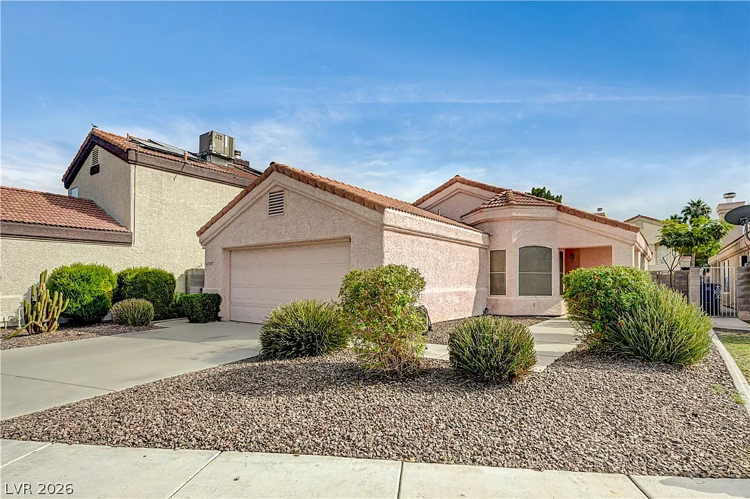 3 bed, 2.0 bath, 1204 sqft, $1,945 — Photo 1