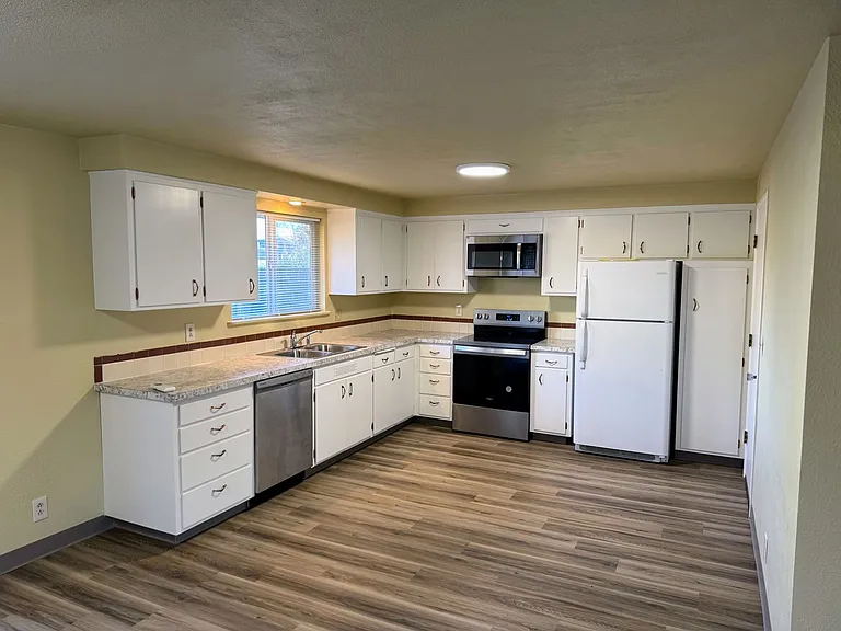 2557 Cheryl St — Photo 5